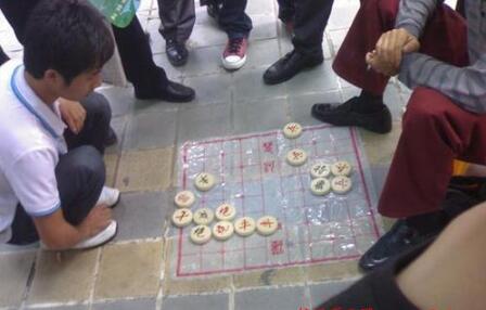 [创业资讯]街头摆残局套路，一天挣一万块钱的偏门！