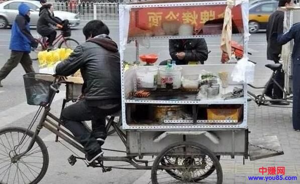 退休老人蹬三轮车做买卖，月收入过万-第1张图片-智慧创业网